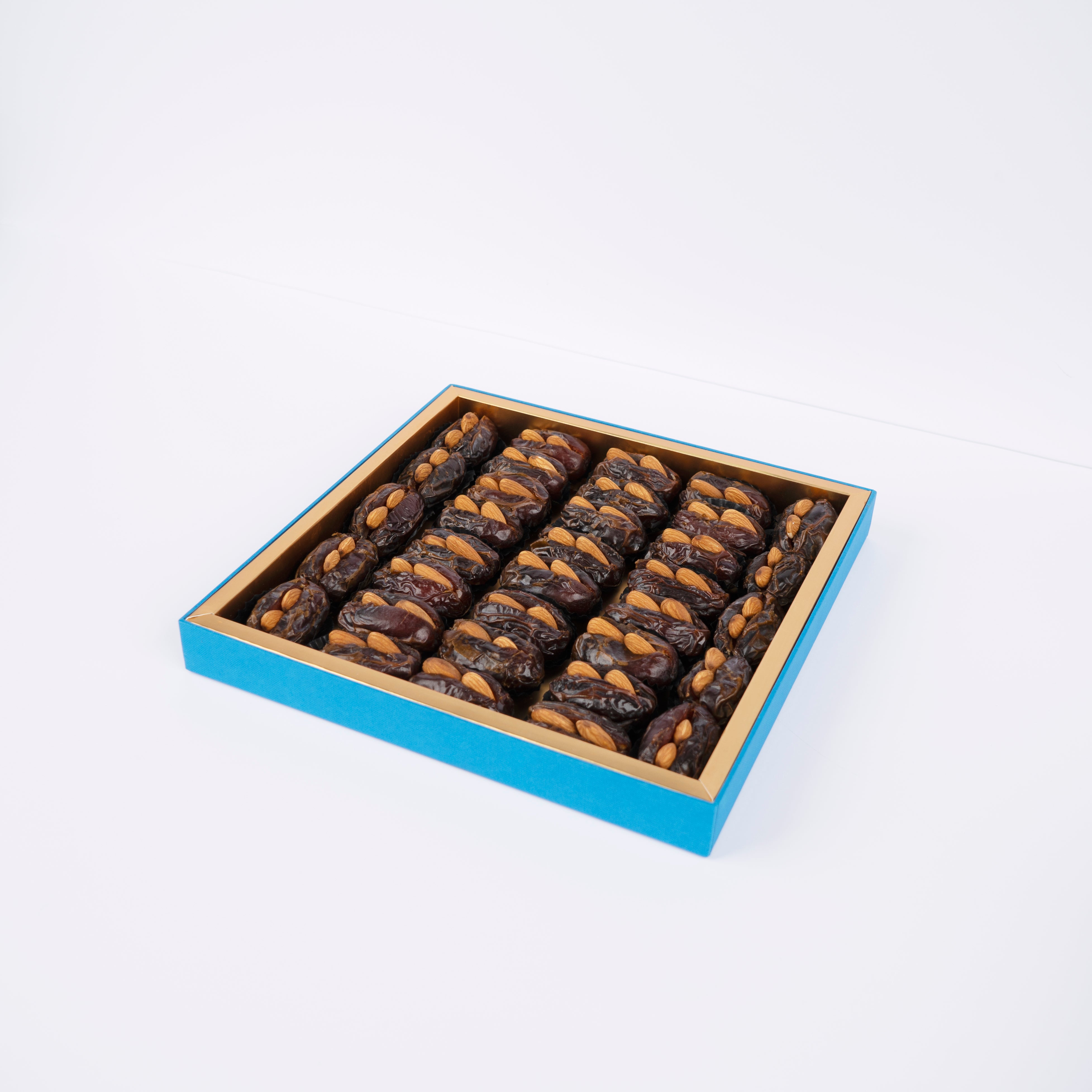 علبة فاخرة من التمور الممتازة المحشوة بالمكسرات