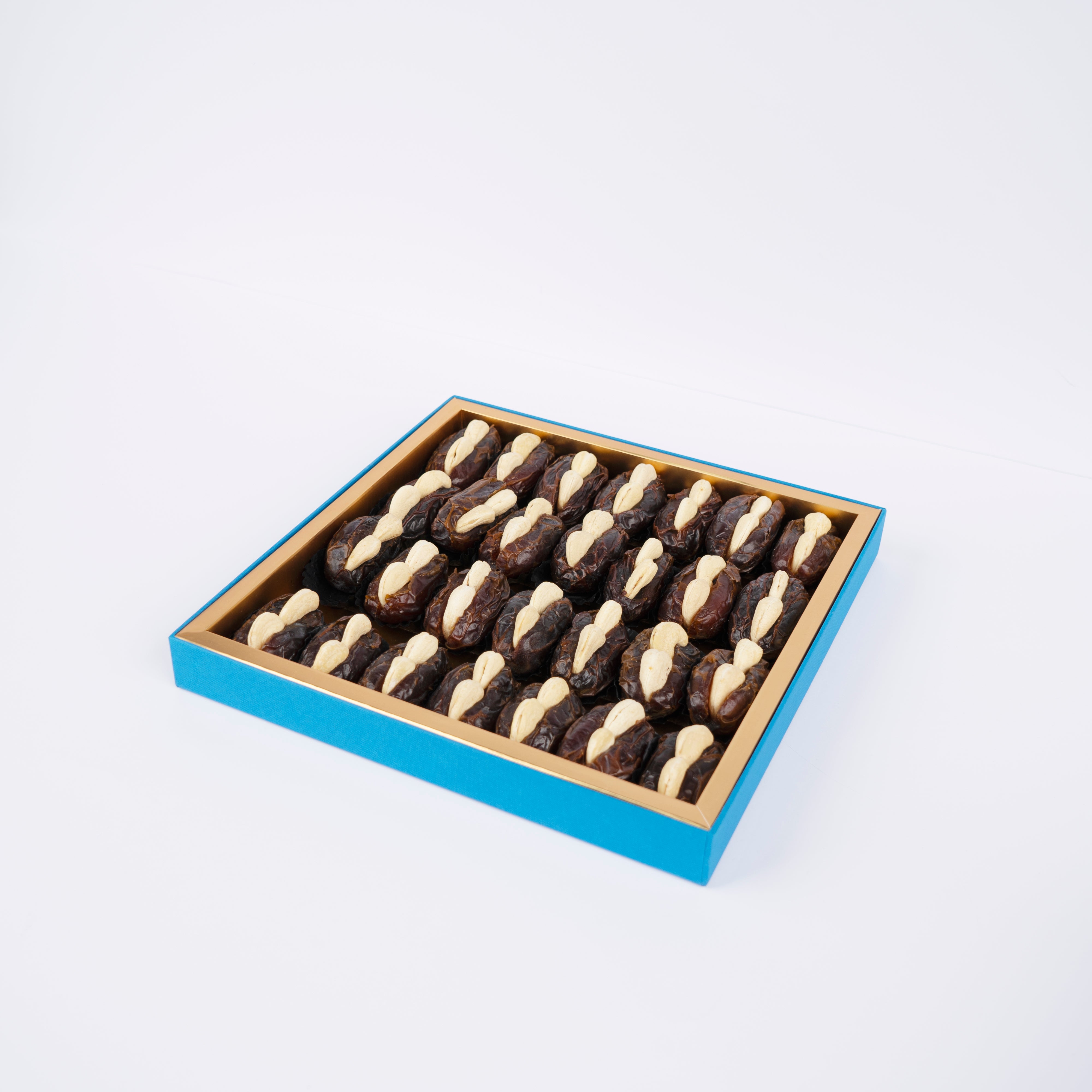 علبة فاخرة من التمور الممتازة المحشوة بالمكسرات