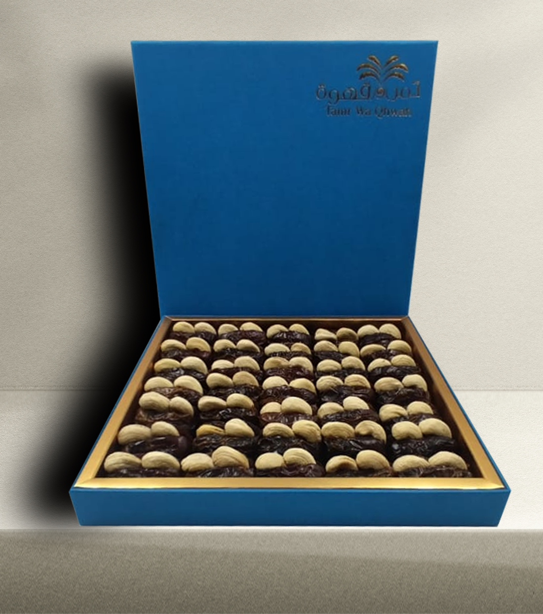 علبة فاخرة من التمور الممتازة المحشوة بالمكسرات