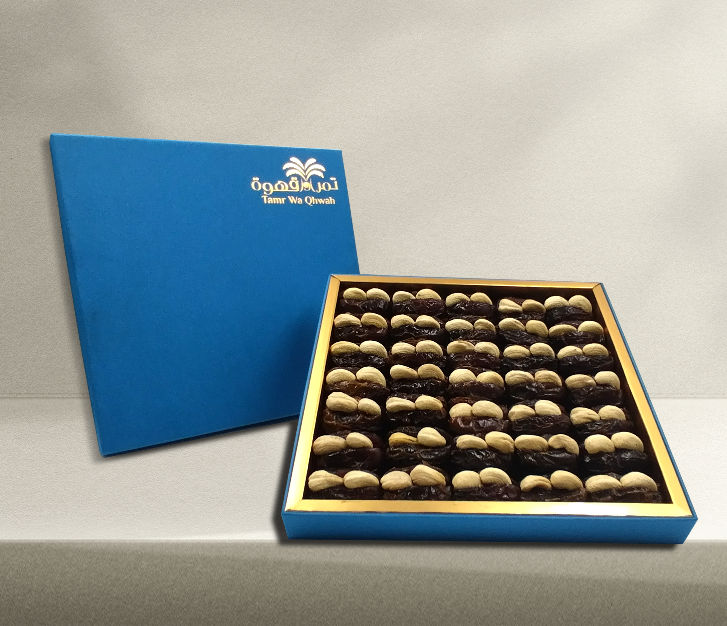 علبة فاخرة من التمور الممتازة المحشوة بالمكسرات