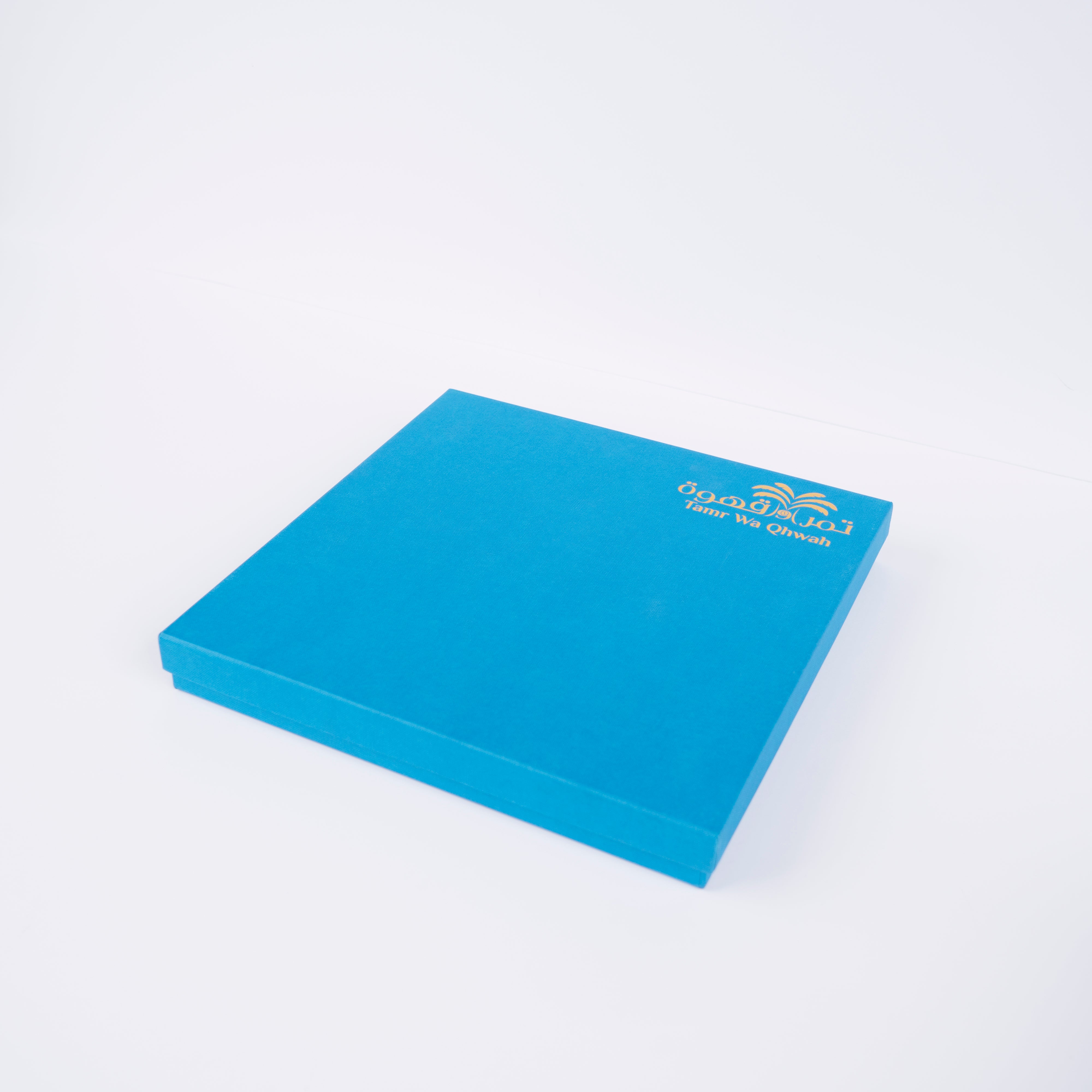 علبة فاخرة من التمور الممتازة المحشوة بالمكسرات