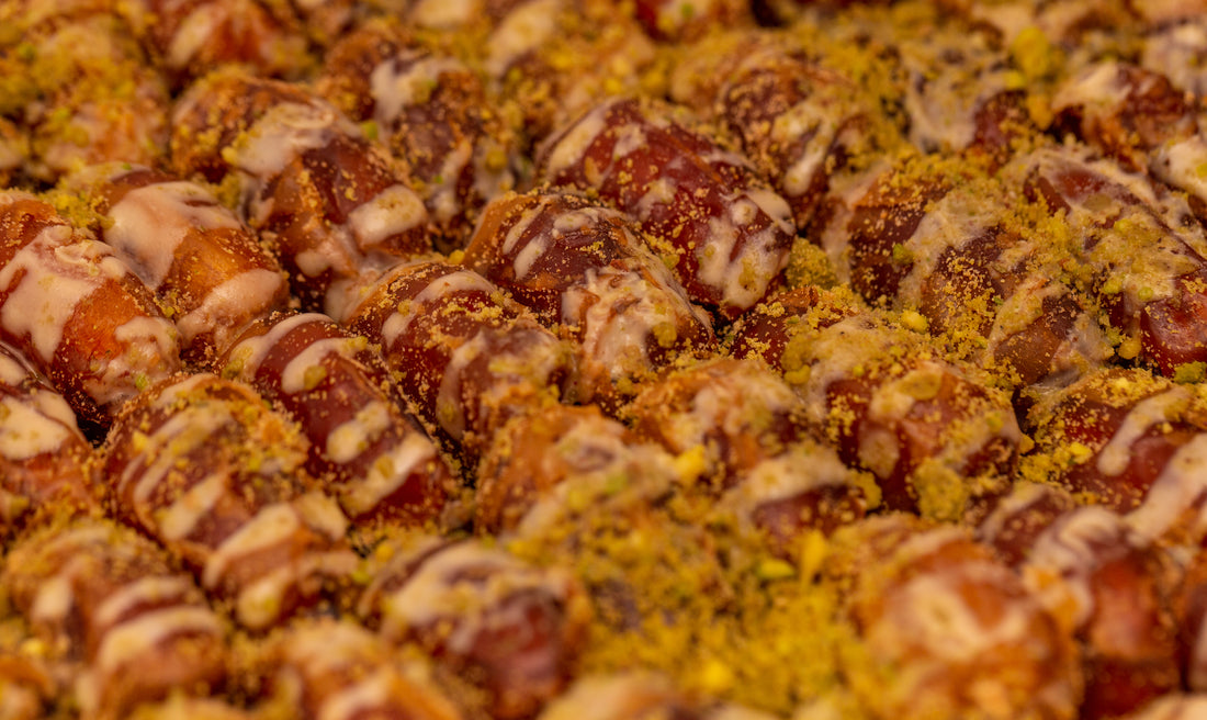 علبة فاخرة من التمر مع البسكويت