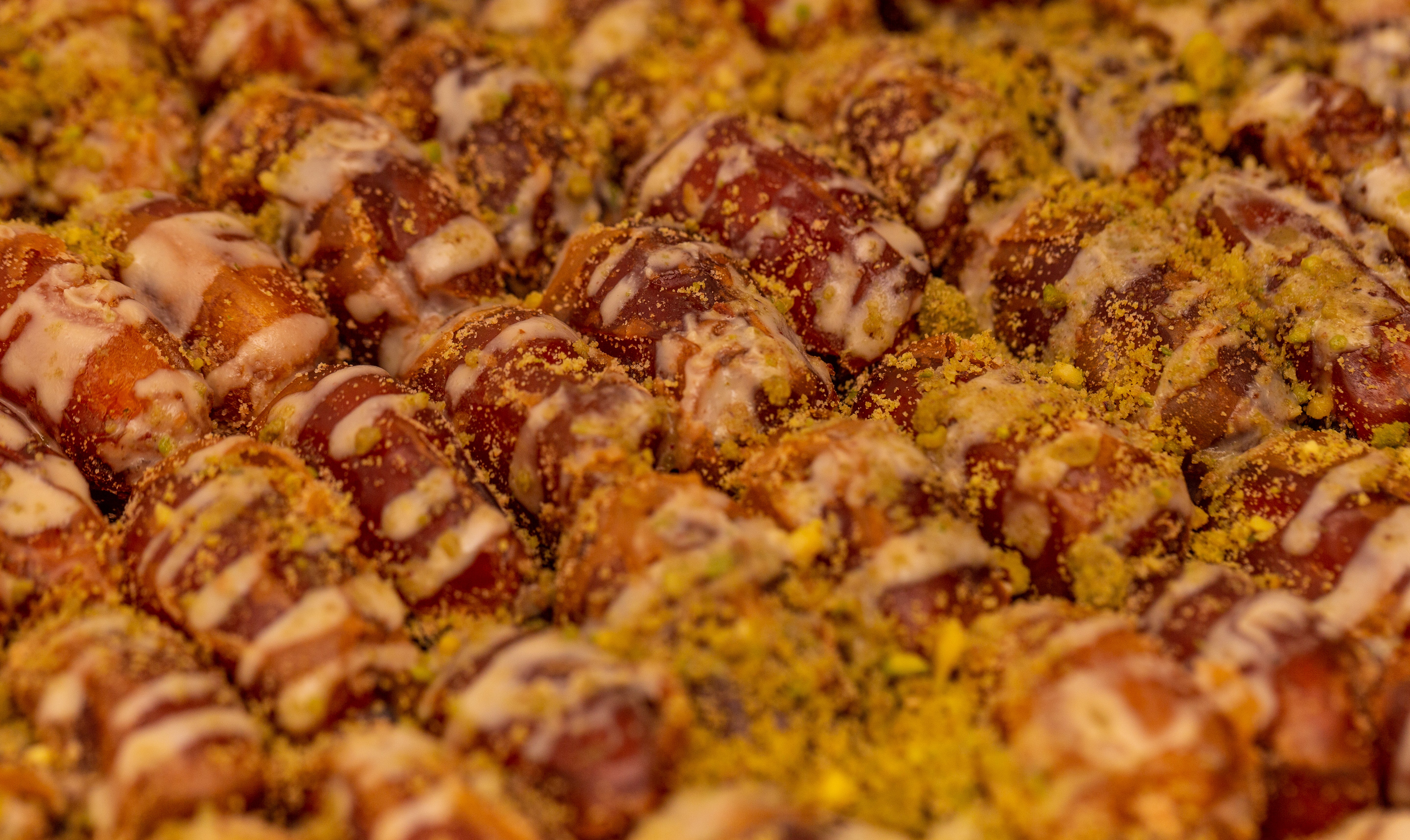 علبة فاخرة من التمر مع البسكويت