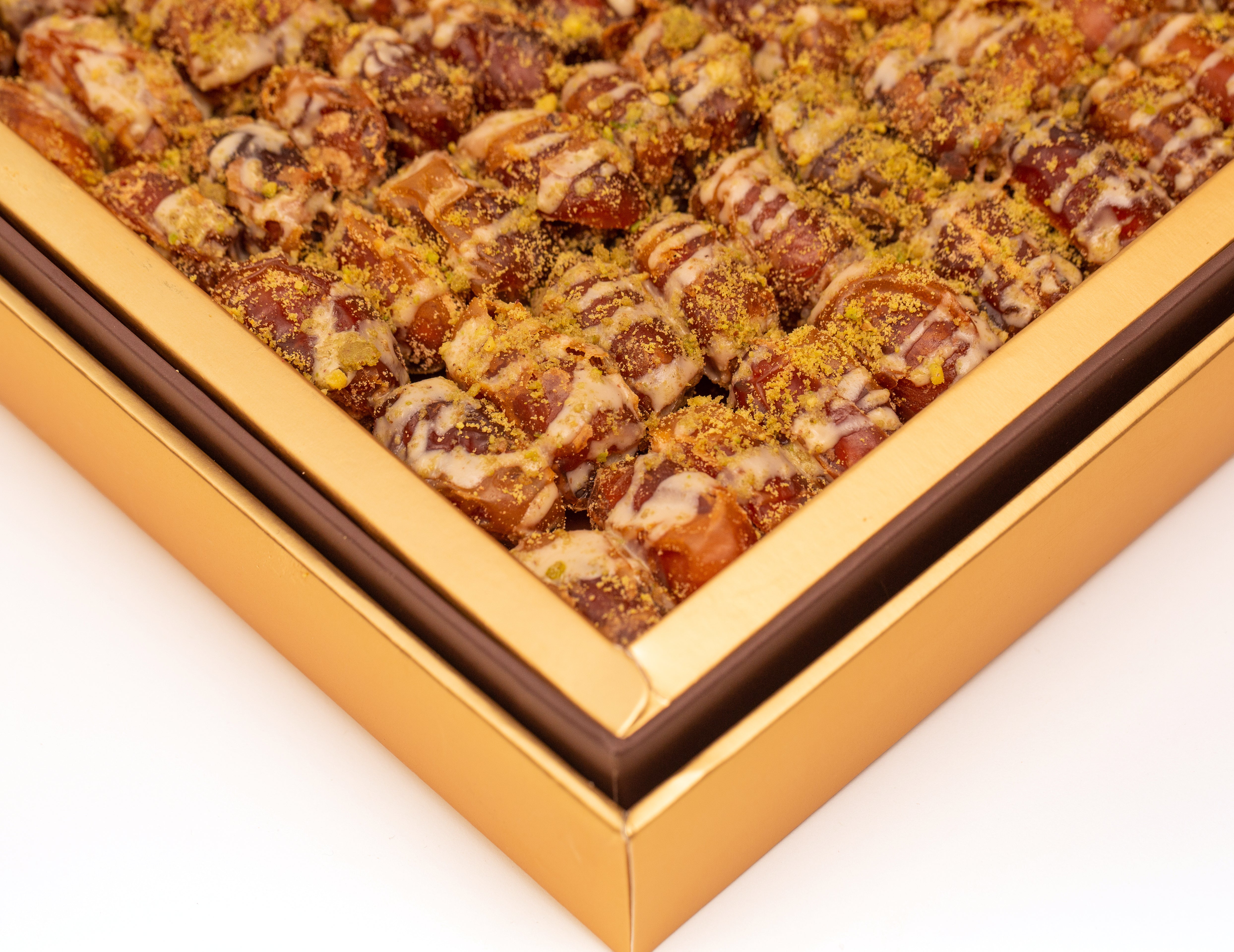 علبة فاخرة من التمر مع البسكويت